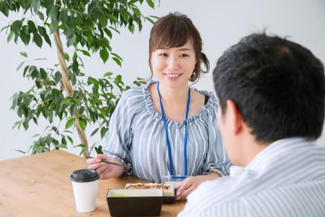 笑顔で食事をする女性