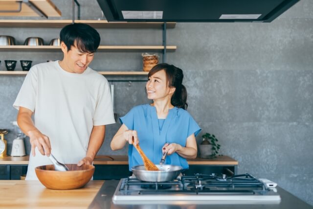 料理中の夫婦