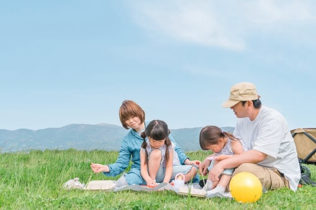 公園にいる家族